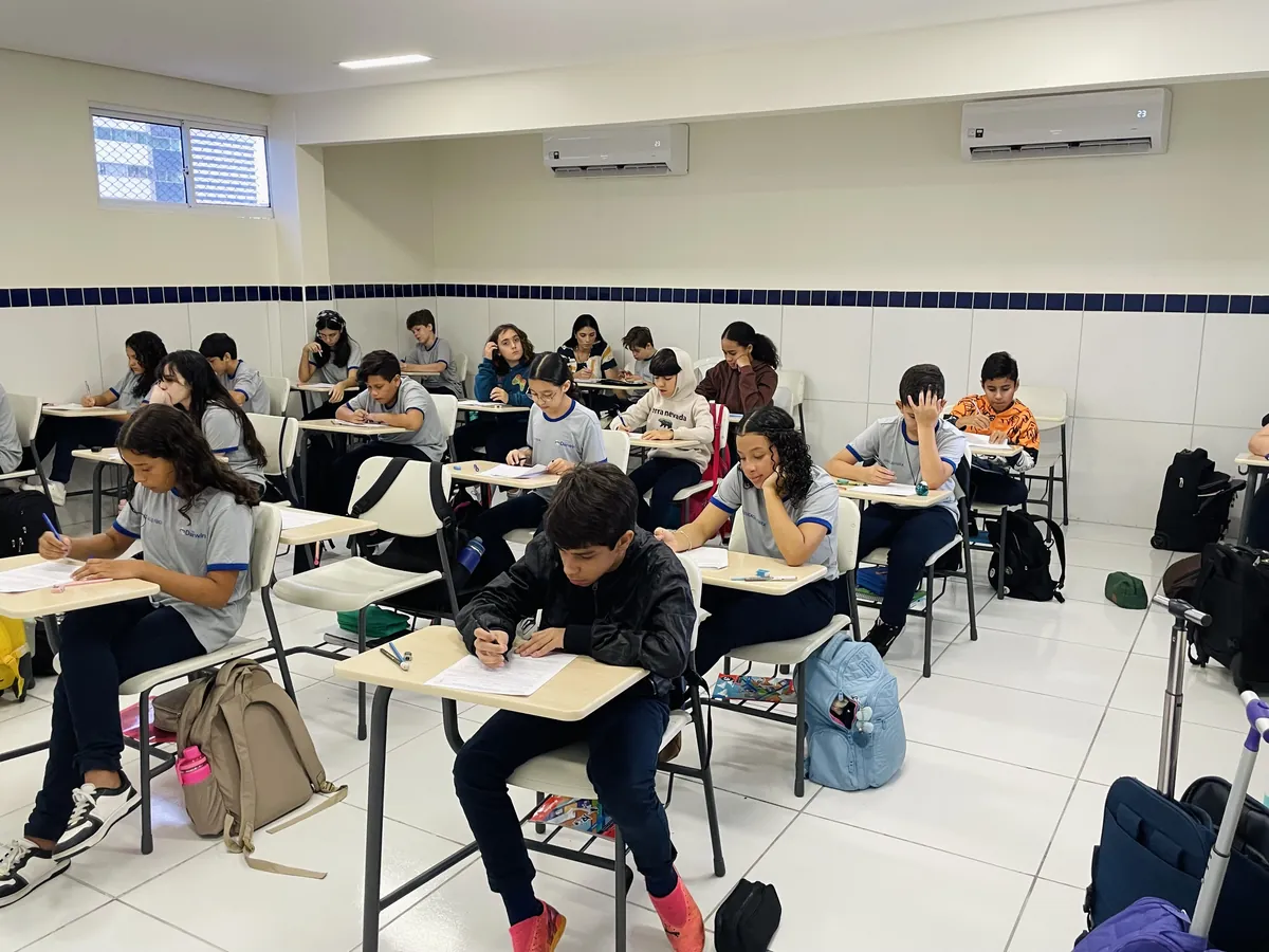 Alunos dos Anos Finais concentrados em simulado em sala de aula.
