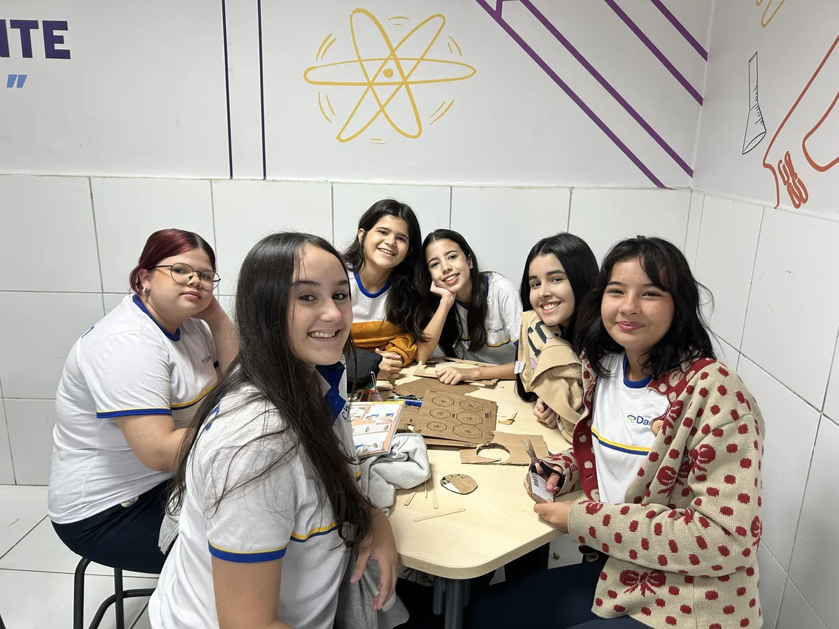 Alunas dos Anos Finais em atividade com projetos de papelão para a Feira das Nações.