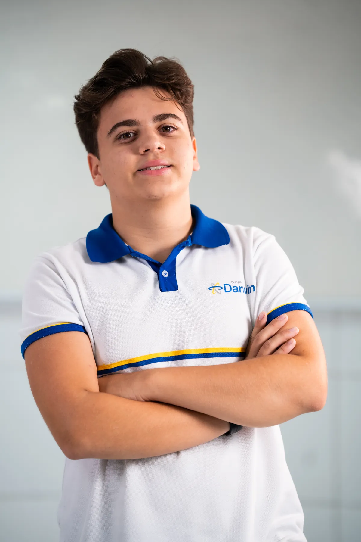 Aluno do Fundamental Anos Finais em pose para foto em uniforme.