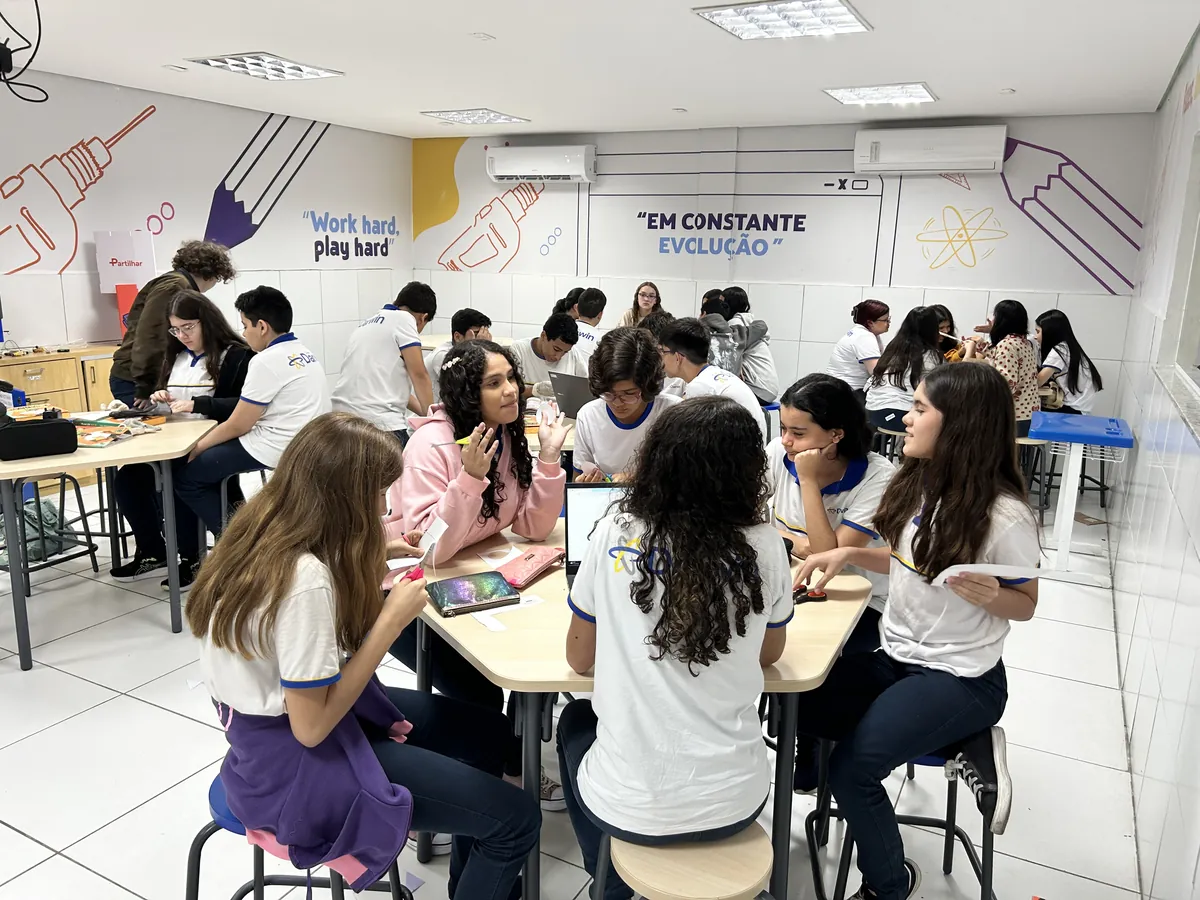 Alunos dos Anos Finais em ambiente colaborativo durante a Semana Interdisciplinar Darwin.