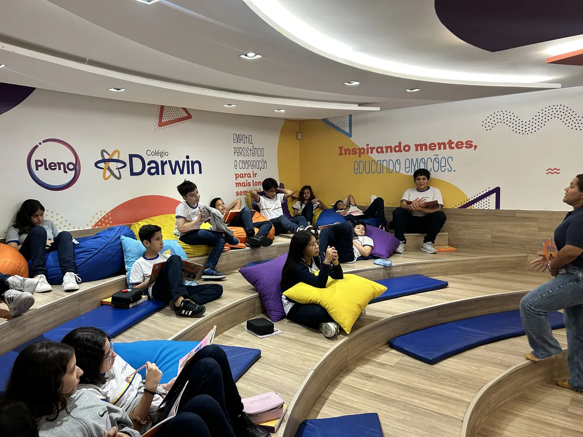 Turma dos Anos Finais em atividade em ambiente descontraído com puffs coloridos.