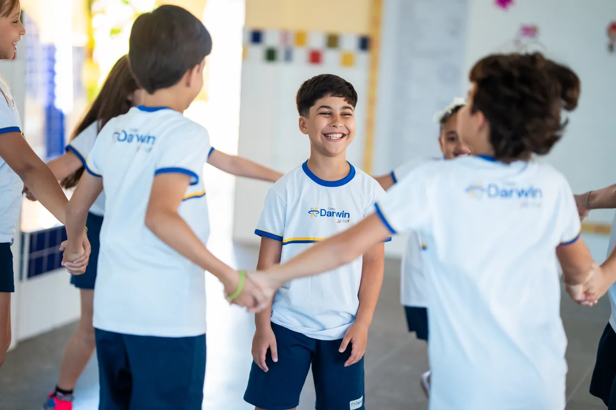 Turma do Fundamental brincando de ciranda no pátio Darwin