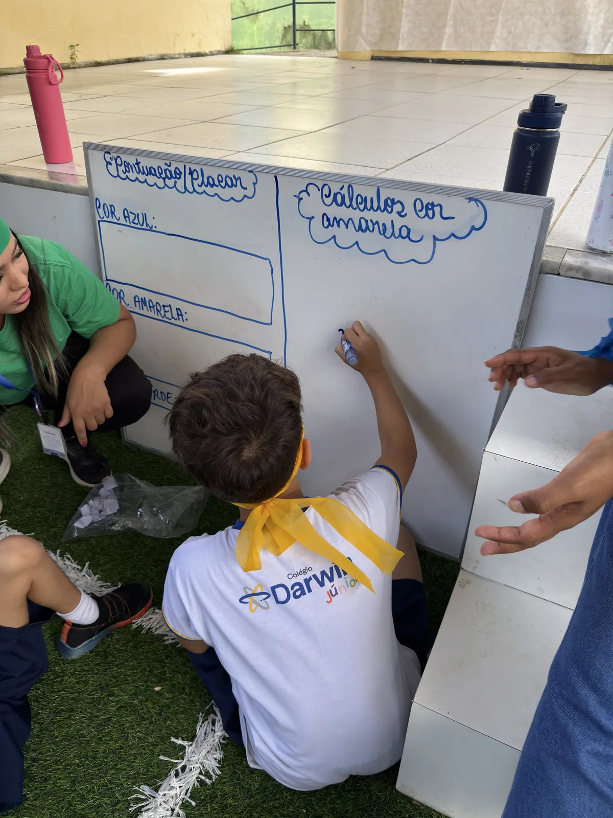Aluno escrevendo cálculos em quadro branco durante o projeto Matematicando.