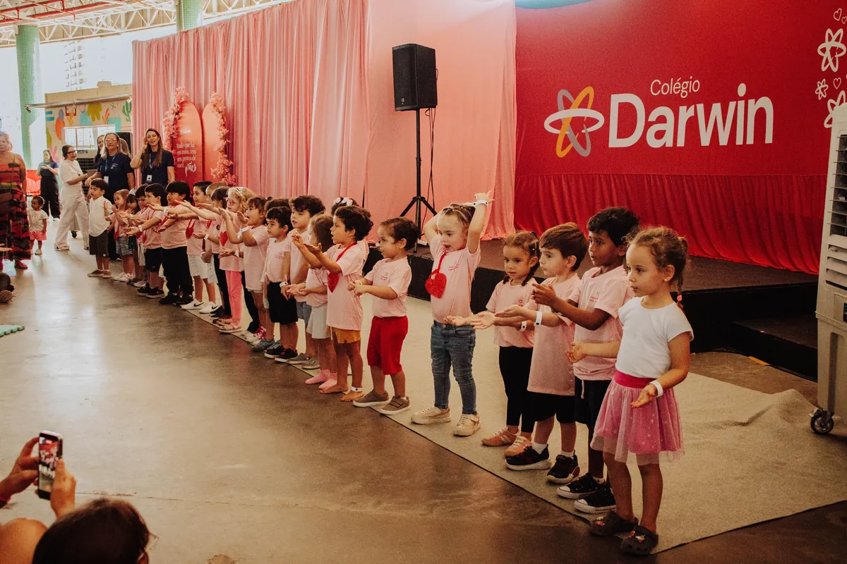 Alunos da Educação Infantil no palco durante apresentação institucional