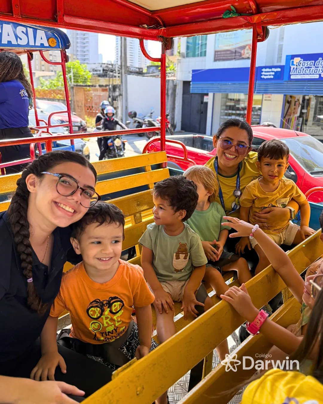 Educadora acompanhando alunos da Educação Infantil em passeio