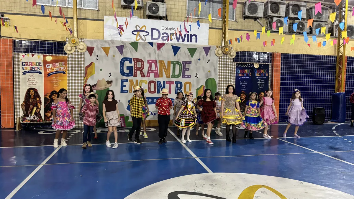 Alunos do Fundamental apresentando quadrilha na festa junina Darwin