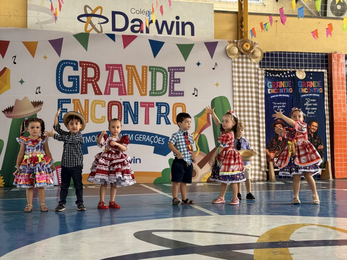 Crianças da Educação Infantil dançando na festa junina Darwin