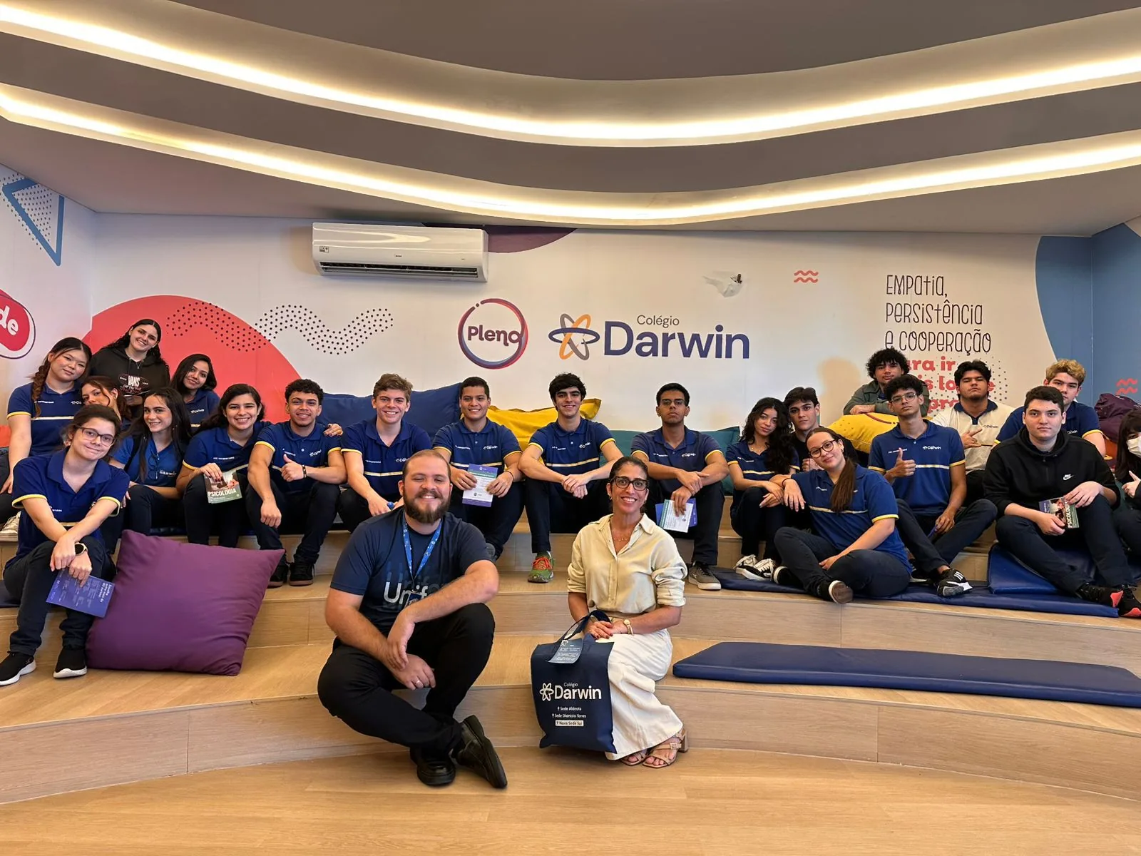 Turma do Ensino Médio do Darwin reunida na sala de convivência durante encontro do Programa Pleno.