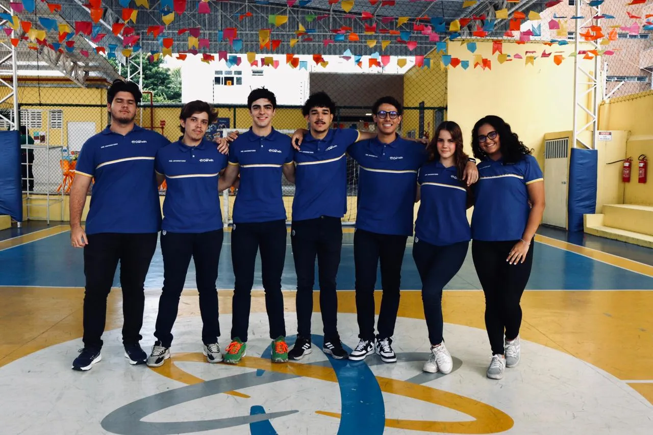 Alunos do Ensino Médio do Darwin na quadra decorada para a festa junina.