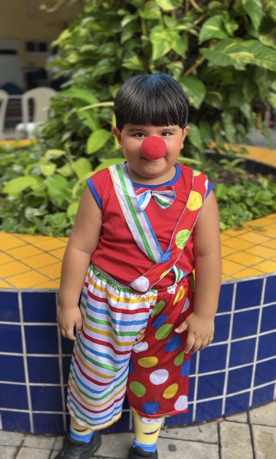Aluno do Infantil vestido de palhaço em atividade lúdica.