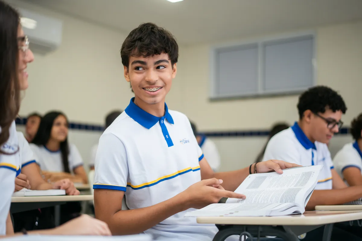 Aluno do Ensino Médio Darwin estudando em sala de aula.