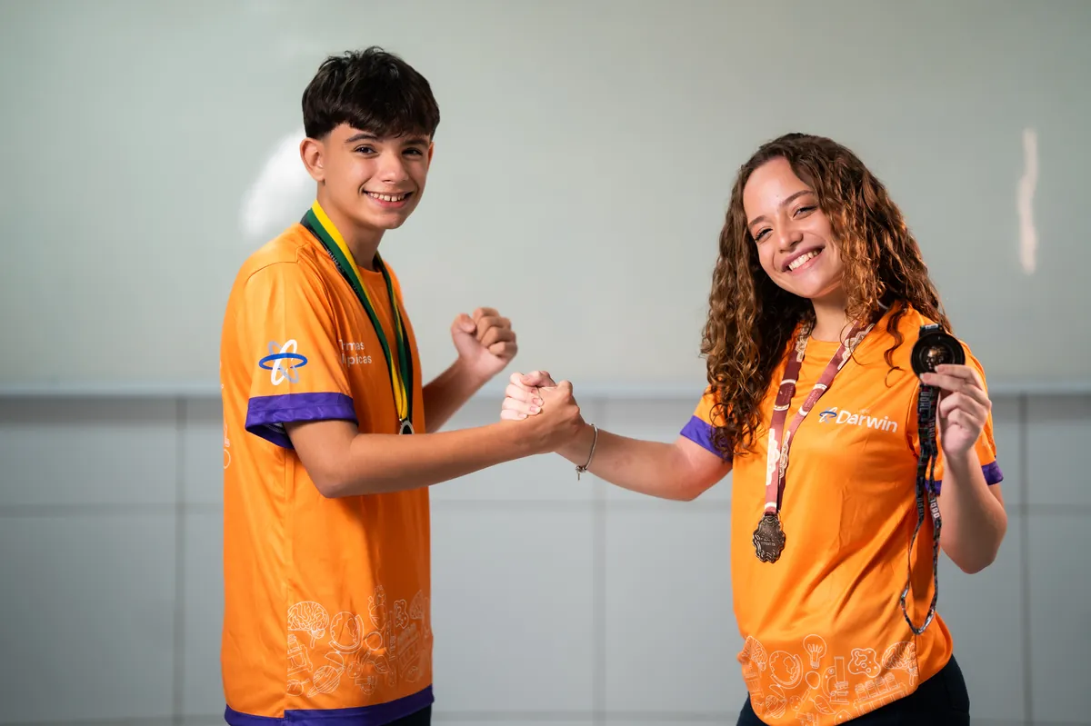 Alunos medalhistas do Colégio Darwin celebrando conquistas em olimpíadas.