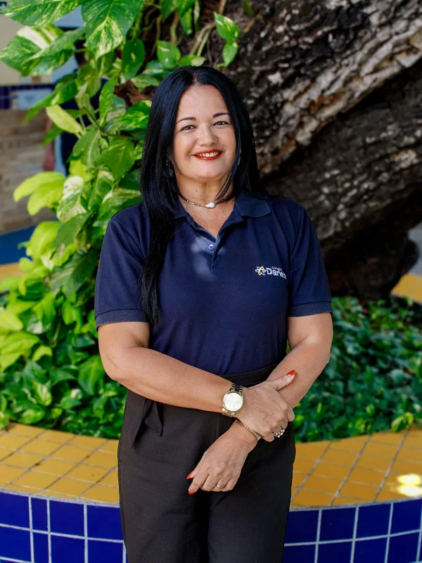 Lailda Nogueira, supervisora do Ensino Médio do Colégio Darwin, no pátio externo do colégio