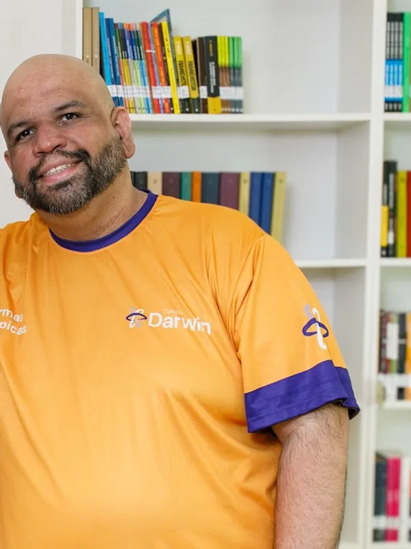 Marcos Blaque, responsável pelas Olimpíadas do conhecimento no Colégio Darwin, com a camisa das Turmas Olímpicas