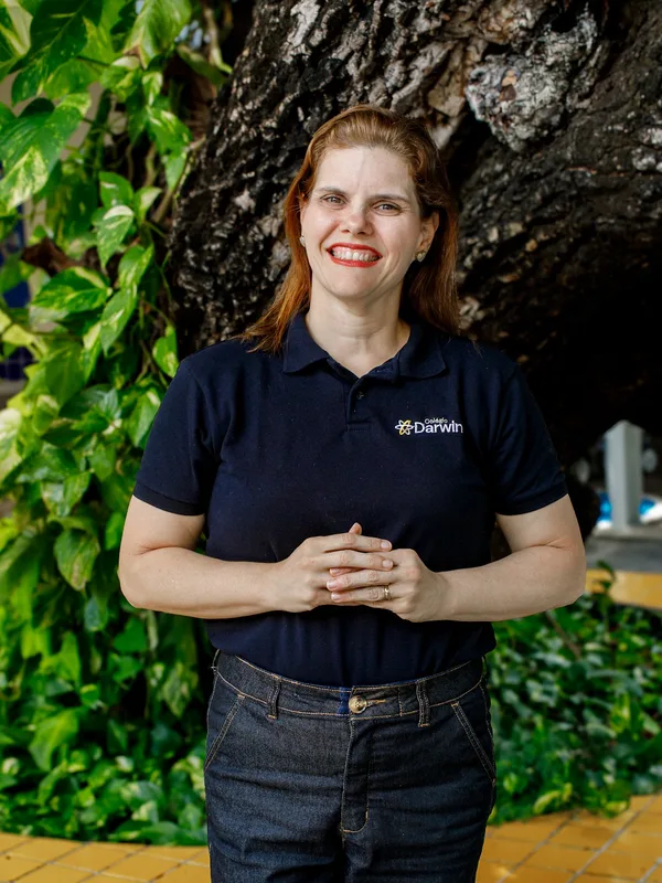 Mônica Praça, supervisora do programa Bilíngue do Colégio Darwin, diante da árvore do pátio