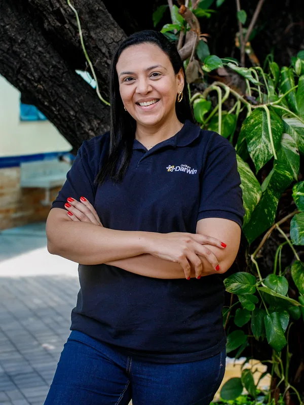 Sara Nottingham, supervisora dos Anos Iniciais do Colégio Darwin, de braços cruzados no pátio externo