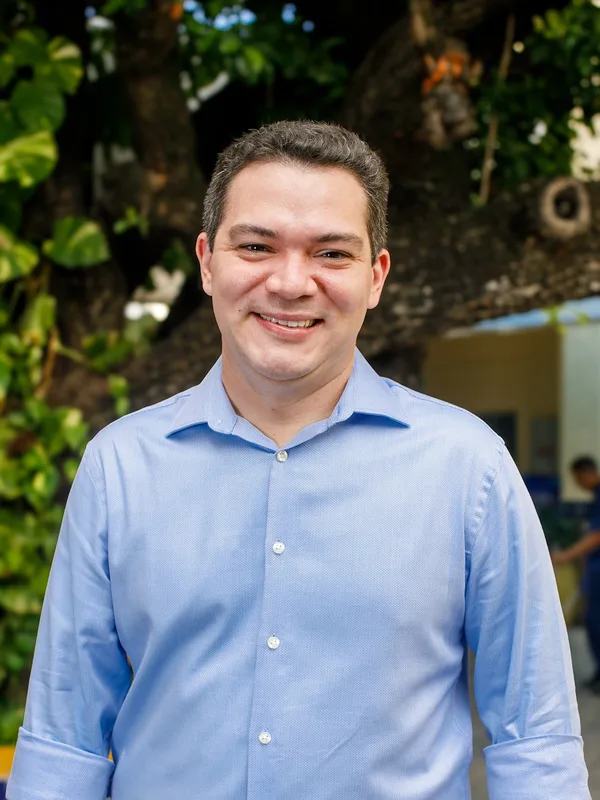 Sávio Paz, diretor geral do Colégio Darwin, no pátio externo da Sede Aldeota