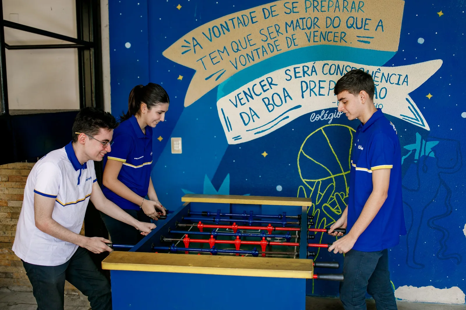 Alunos do Darwin jogando totó no espaço de jogos da sede Aldeota.