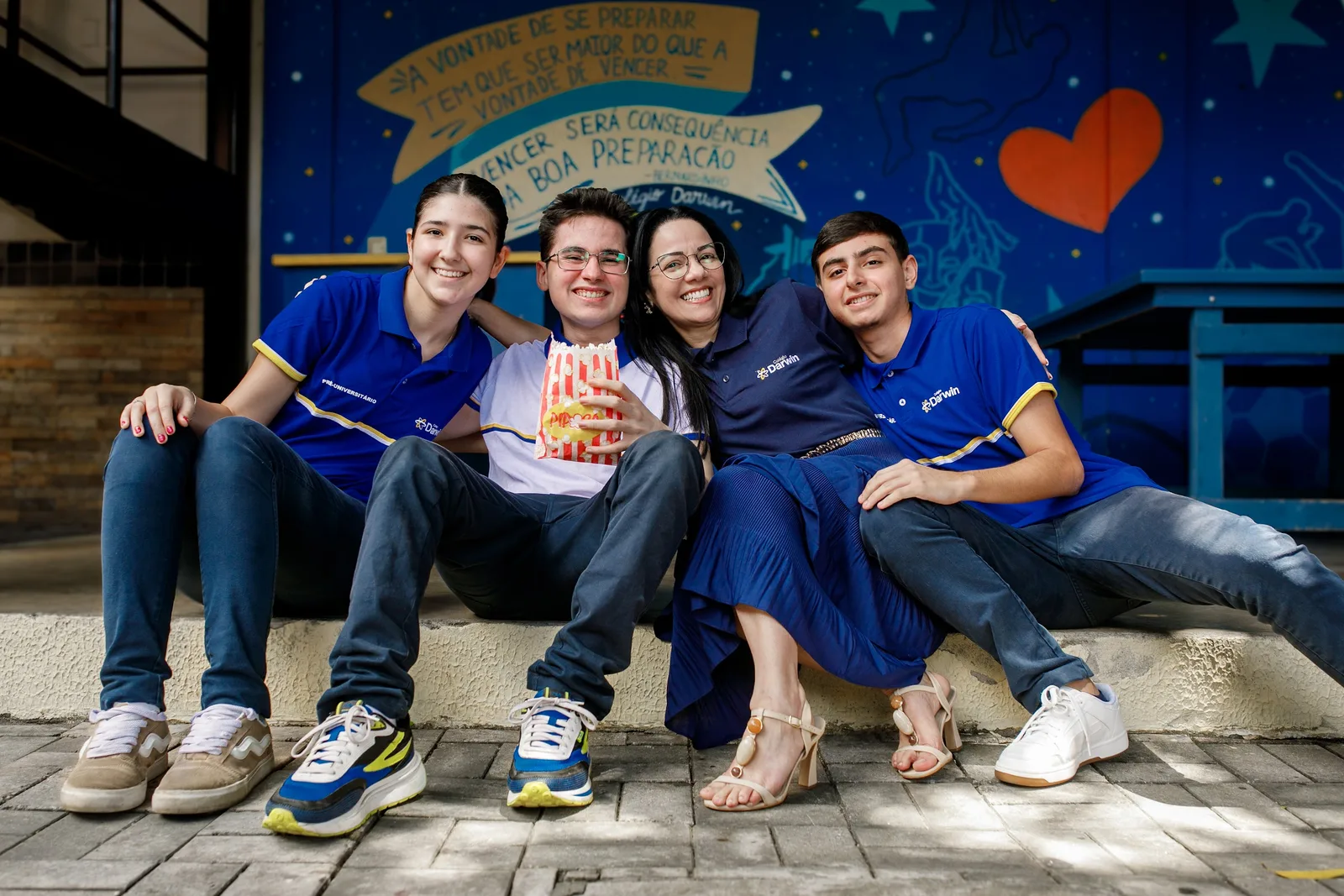 Turma do Ensino Médio do Darwin reunida com a coordenação no pátio da sede Aldeota.