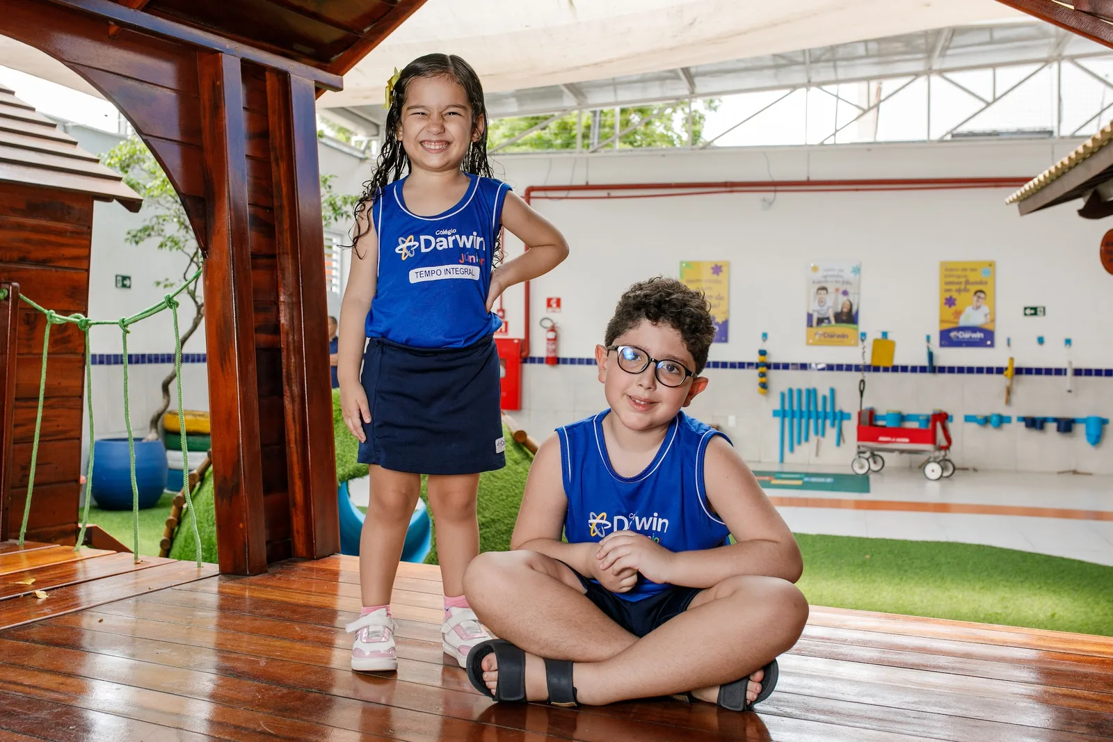 Dois alunos do Tempo Integral do Darwin com o colete do STI na sala da sede Dionísio Torres.
