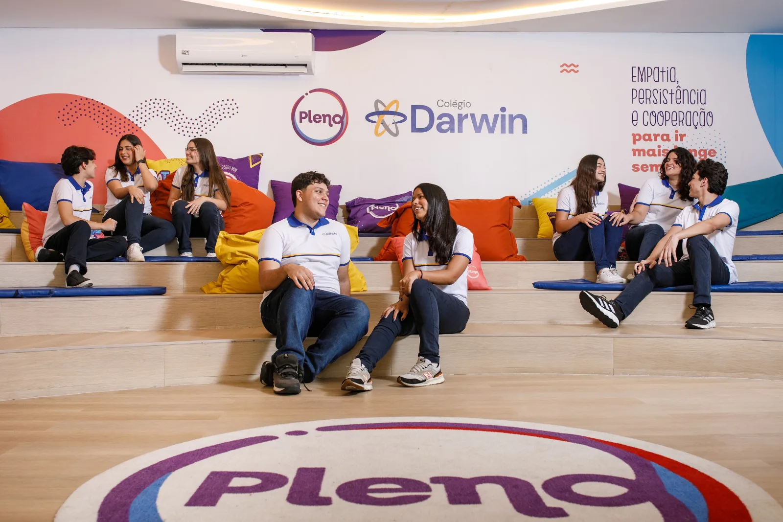 Alunos do Ensino Médio do Darwin conversando na arquibancada da sala do Programa Pleno, na Sede Dionísio Torres.