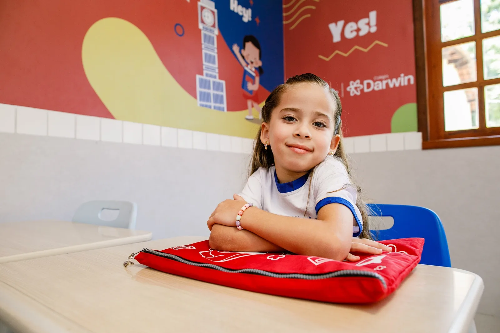 Aluna da Sede Sul na sala de ensino bilíngue, diante do painel em inglês